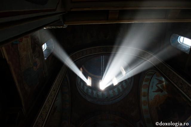 Trei cuvinte care alungă tot răul / Foto: Oana Nechifor raze de lumină în biserică