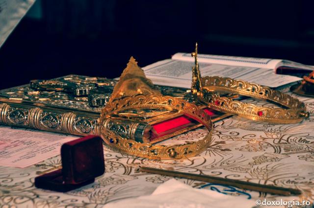 În căsătorie dragostea este elementul central și esențial / Foto: Oana Nechifor cununii pe Sfânta Evanghelie