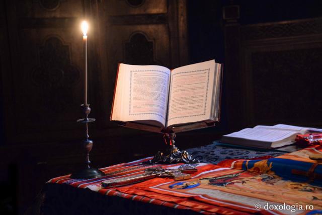 Curăția sufletului naște puterea de discernământ / Foto: Ștefan Cojocariu lumânare aprinsă și carte deschisă