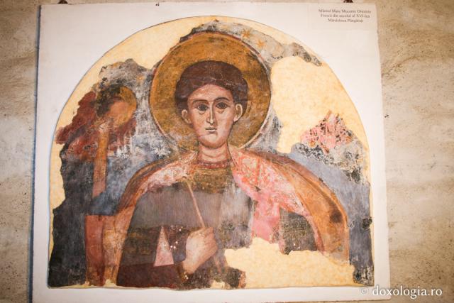 Fragment de frescă aflat în muzeul mănăstirii, înfățișându-l pe Sfântul Mare Mucenic Dimitrie /  Foto: Maria Burlă Fragment de frescă aflat în muzeul mănăstirii, înfățișându-l pe Sfântul Mare Mucenic Dimitrie