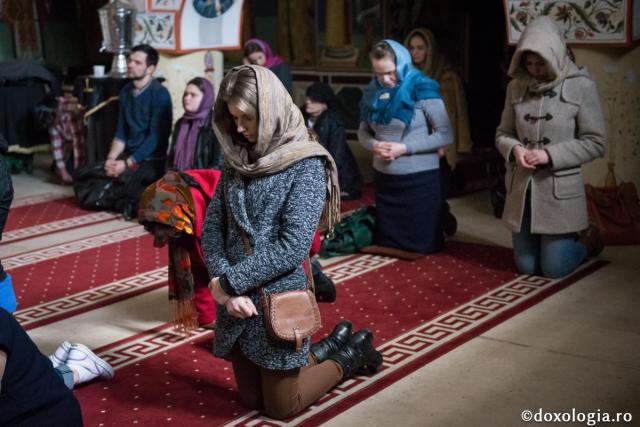Care este adevărata pocăință? / Foto: Oana Nechifor credincioși stând în genunchi în biserică