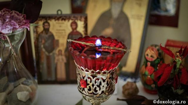 Rugăciunea cea mai simplă te salvează atunci când simți că ești pierdut / Foto: Oana Nechifor candelă aprinsă