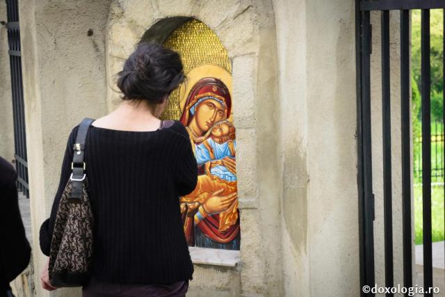 Cine se roagă lui Dumnezeu de dimineață e mai fericit și mai liniștit tot restul zilei / Foto: Oana Nechifor femeie în fața icoanei Maicii Domnului