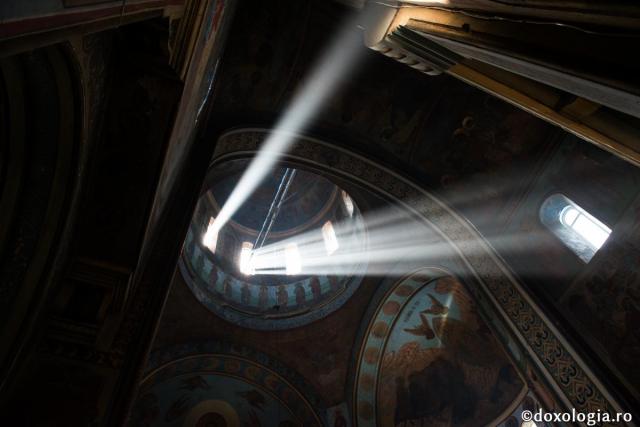 raze de lumină în biserică