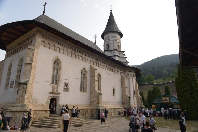 Sute de credincioși la hramul Mănăstirii Bistrița