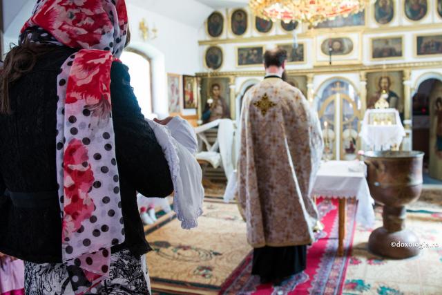 Foto: Oana Nechifor Ironii care dor – botezul copilului în economia de piaţă