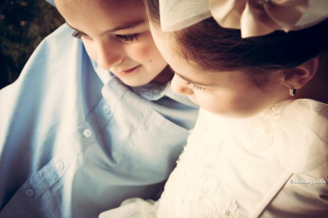 Esența creștinismului este iubirea / Foto: Oana Nechifor fetiță și băiat privind în jos