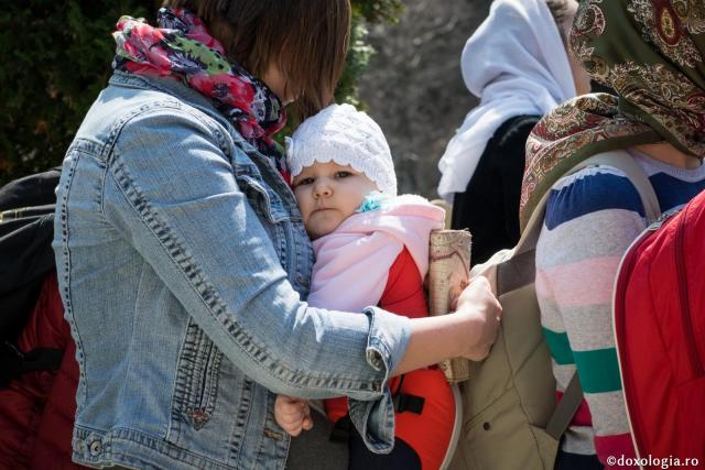 Prin iubire dovedim că suntem urmași ai lui Hristos / Foto: Oana Nechifor mamă cu pruncul în brațe