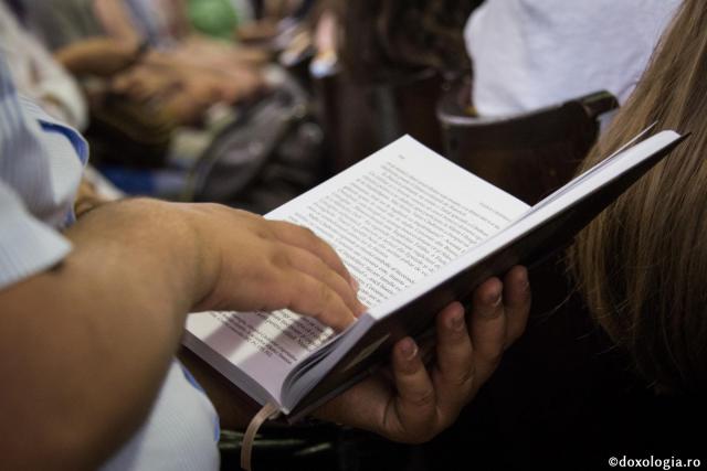 Lecturarea Sfinților Părinți ne ajută să ne descoperim neputințele / Foto: Oana Nechifor carte deschisă ținută în mână