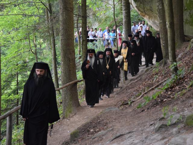 Fotografii: Tudorel Rusu Procesiune cu ierarhi la peștera Sfintei Teodora de la Sihla