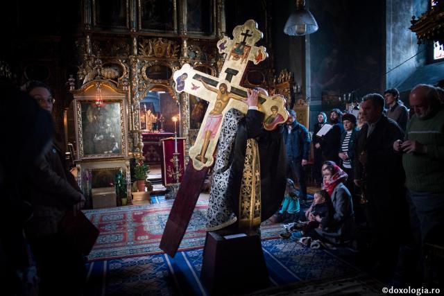 Să ne purtăm mereu Crucea cu răbdare! / Foto: Oana Nechifor scoaterea Sfintei Cruci
