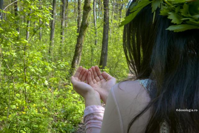tânără în pădure