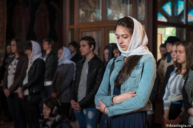 Părintele Ioanichie Bălan: „Nu vei realiza mare lucru în viață dacă nu te rogi” / Foto: Oane Nechifor tineri în biserică