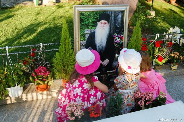 Suferința sufletului pentru cei dragi / Foto: Anda Pintilie fetițe privind imaginea părintelui Arsenie Papacioc
