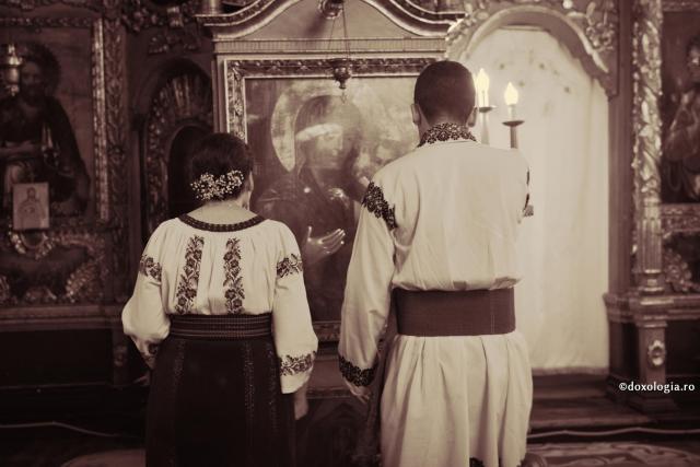 Cum se poate practica smerenia în căsătorie? / Foto: Oana Nechifor miri în fața icoanei Maicii Domnului