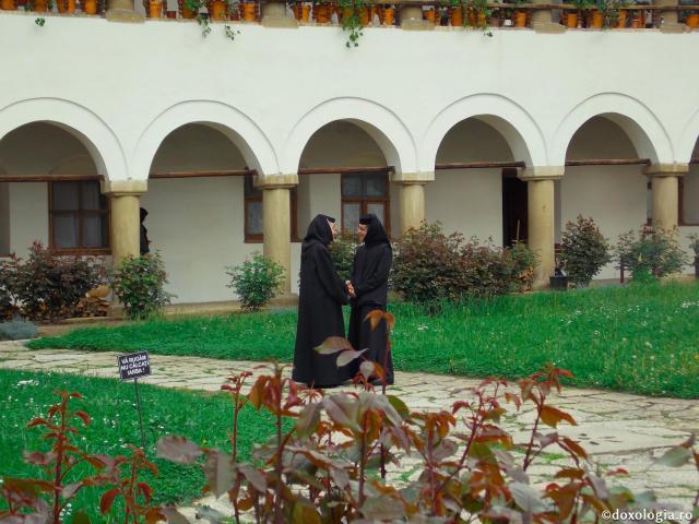 De ce să intrăm în mănăstire?