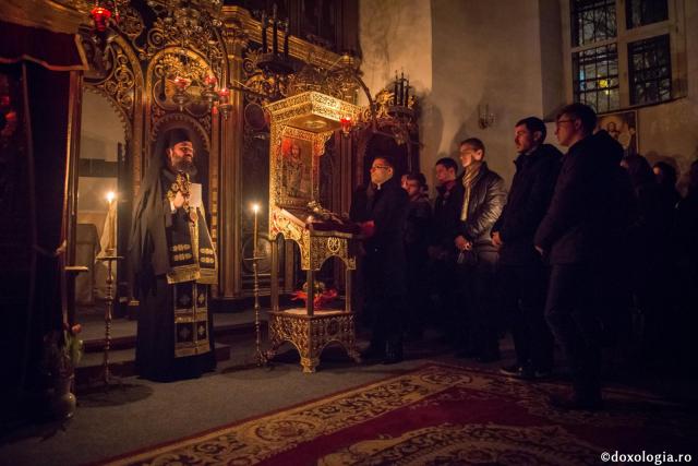 Preasfințitul Macarie rostind un cuvânt de învățătură la biserica Metocul Maicilor din Iași/ Foto: Silviu Cluci „Ducem casa în Biserică şi Biserica în casă”