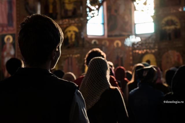 Ce folos este să fim galbeni și ofiliți de post, dar să avem pizmă și ură în inimă? / Foto: Oana Nechifor credincioși participând la slujbă