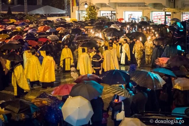 Pe străzile Capitalei Moldovei, „de dragul Sfintei am învins ploaia și frigul”