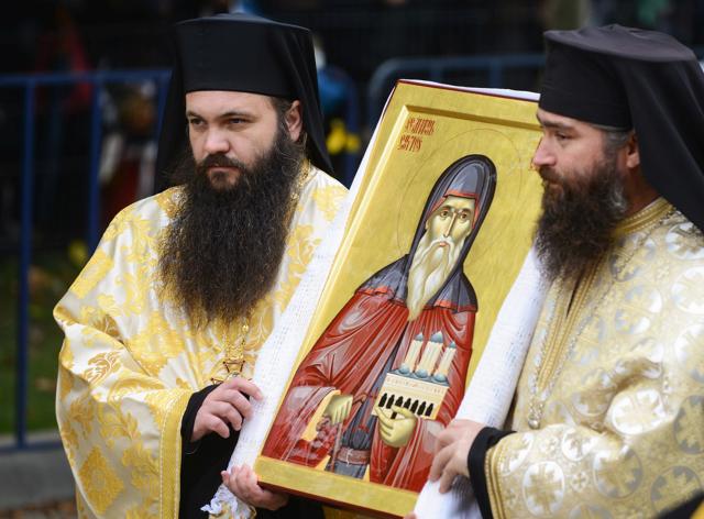 preoți purtând icoana Sfântului Dimitrie cel Nou