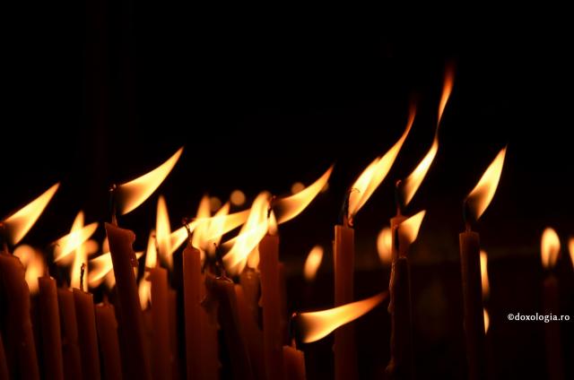 Trei motive pentru care nu se îndeplinește rugăciunea / Foto: Bogdan Zamfirescu lumânări aprinse