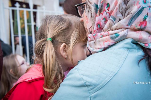 În familie, la Sfânta Parascheva / Foto: Oana Nechifor mama cu fiica în brațe
