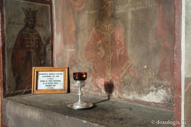 Mormântul Marelui Voievod Alexandru cel Bun, domn al Țării Moldovei, și al soției sale, Doamna Ana/ Foto: Ștefan Cojocariu Necropola domnească de la Mănăstirea Bistrița nemțeană