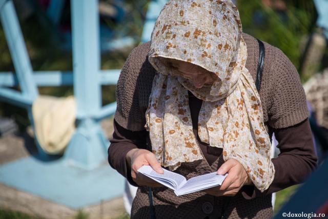 femeie citind rugăciuni