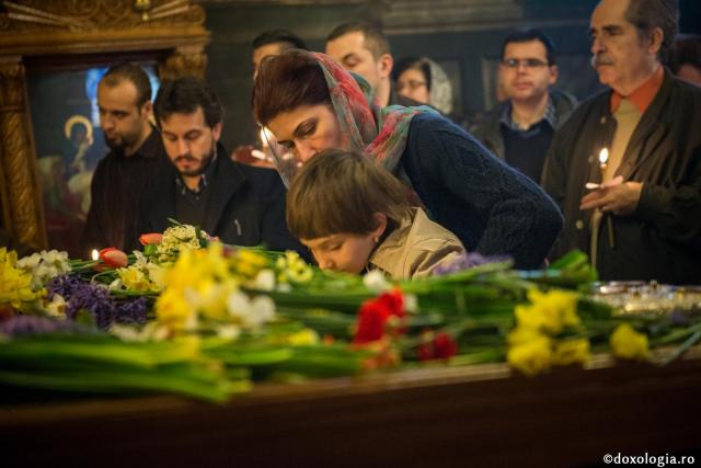 Blândețea și exemplul personal – cele mai bune metode de educație / Foto: Oana Nechifor copil sărutând Sfântul Epitaf