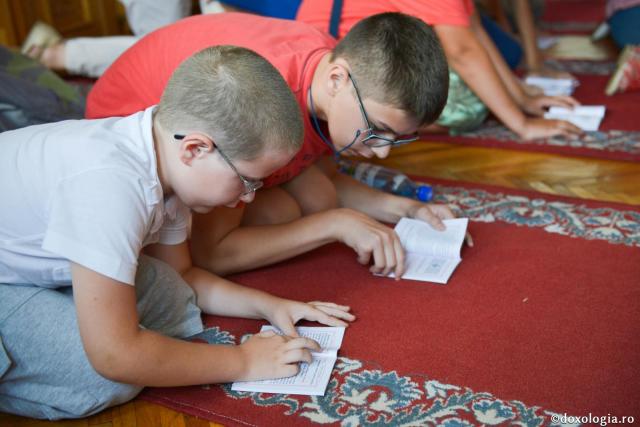 Ce să-i cerem lui Dumnezeu atunci când ne rugăm? / Foto: Oana Nechifor copii citind rugăciuni