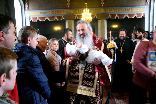 IPS Mitropolit Teofan a oficiat Taina Botezului pentru pruncul Matei-Nectarie