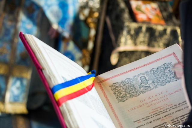 Cele mai mari trei lucruri din viață / Foto: Bogdan Zamfirescu carte deschisă ținută în mână