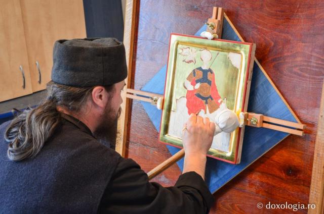 călugăr pictând icoane