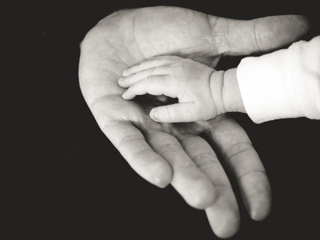O singură datorie avem: să iubim mână de copil