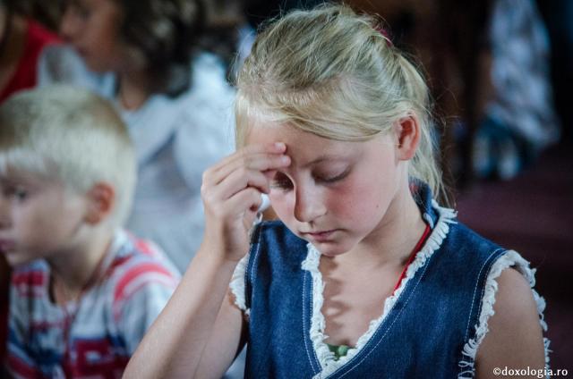 Făcând semnul Sfintei Cruci, mărturisim credința în Mântuitorul nostru Iisus Hristos / Foto: Oana Nechifor semnul Sfintei Cruci