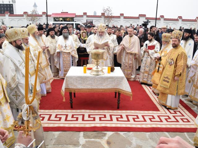 Patriarhul Daniel, la Rădăuți: „Arătăm prin rugăciune şi pomenire că rugăciunea este iubirea mai tare decât moartea”