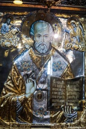 Sfântul Ierarh Nicolae descoperă, prin rugăciune, un izvor ascuns în munte