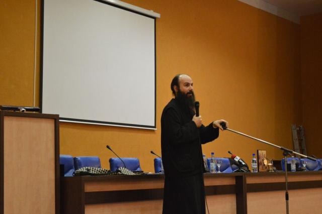 Părintele Hrisostom Rădășanu a conferențiat în orașul Piatra Neamț
