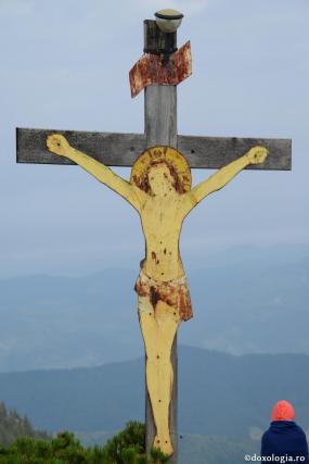 cruce pe vârful muntelui