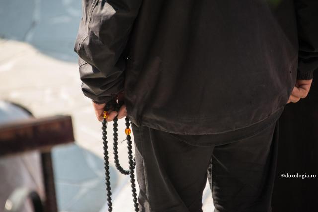 Omul dă voință la rugăciune, iar Dumnezeu îi dă putere – Arhimandritul Cleopa Ilie / Foto: Oana Nechifor metanier în mână