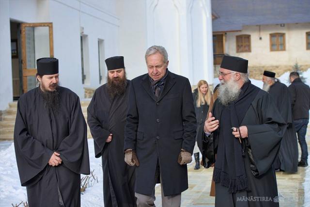 Ambasadorul Statelor Unite ale Americii la București, în vizită la Mănăstirea Putna