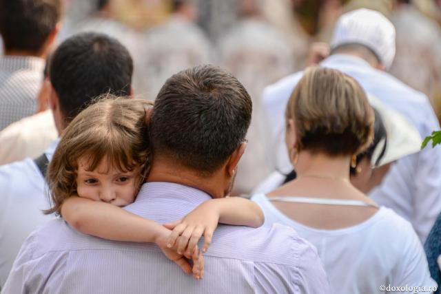 Copiii noștri vor fi mâine ceea ce suntem noi astăzi / Foto: Crina Zamfirescu fetiță în brațele tatălui