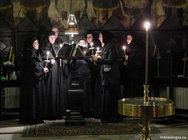 Prin blândețe și răbdare, Protosinghelul Calinic Prisecaru a format duhovnicește mii de călugărițe / Foto: doxologia.ro maici în strană