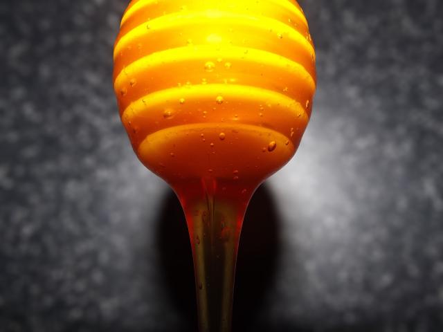 Patru remedii cu miere de albine împotriva durerilor în gât