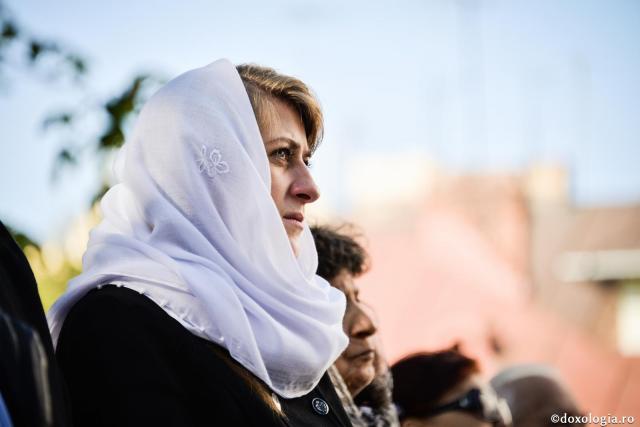 Cuvântare la pomenirea Sfinților șapte Mucenici Macabei și a maicii lor Solomoni / Foto: Oana Nechifor femeie cu capul acoperit