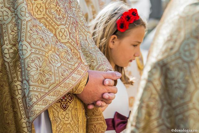 Duhul Sfânt ne învață rugăciunea cea adevărată / Foto: Oana Nechifor mâini împreunate