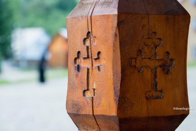 cruce sculptată în lemn