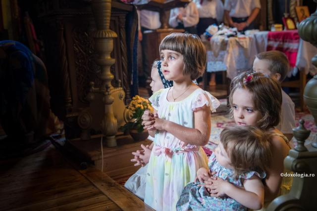 Foto: Oana Nechifor Joaca la biserică – de mână cu Hristos