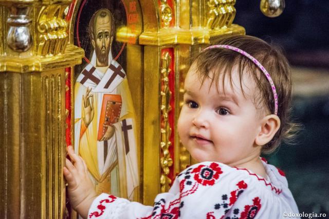 Copiii au nevoie de ajutorul icoanelor pentru a face rugăciunea / Foto: Bogdan Zamfirescu copil în fața icoanei