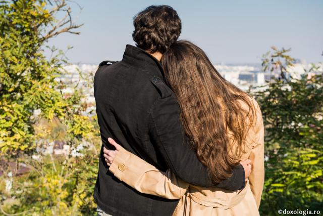 Schimb soțul sau schimb perspectiva din care îl privesc? / Foto: Oana Nechifor tineri îmbrățișați